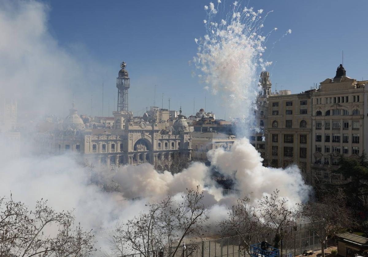 Mascletà de este viernes, 1 de marzo, en la plaza del Ayuntamiento.