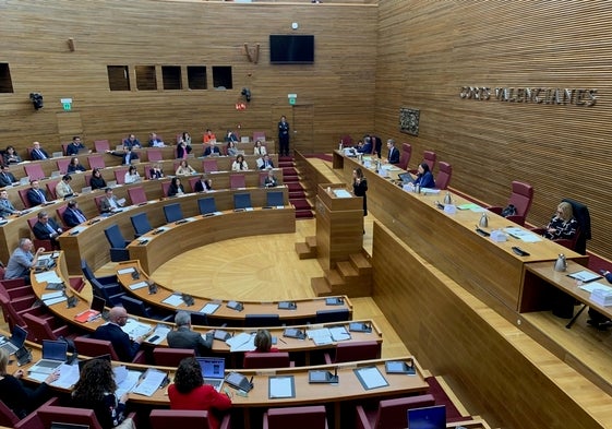 El personal de limpieza de Les Corts cobra los cinco meses de salarios adeudados