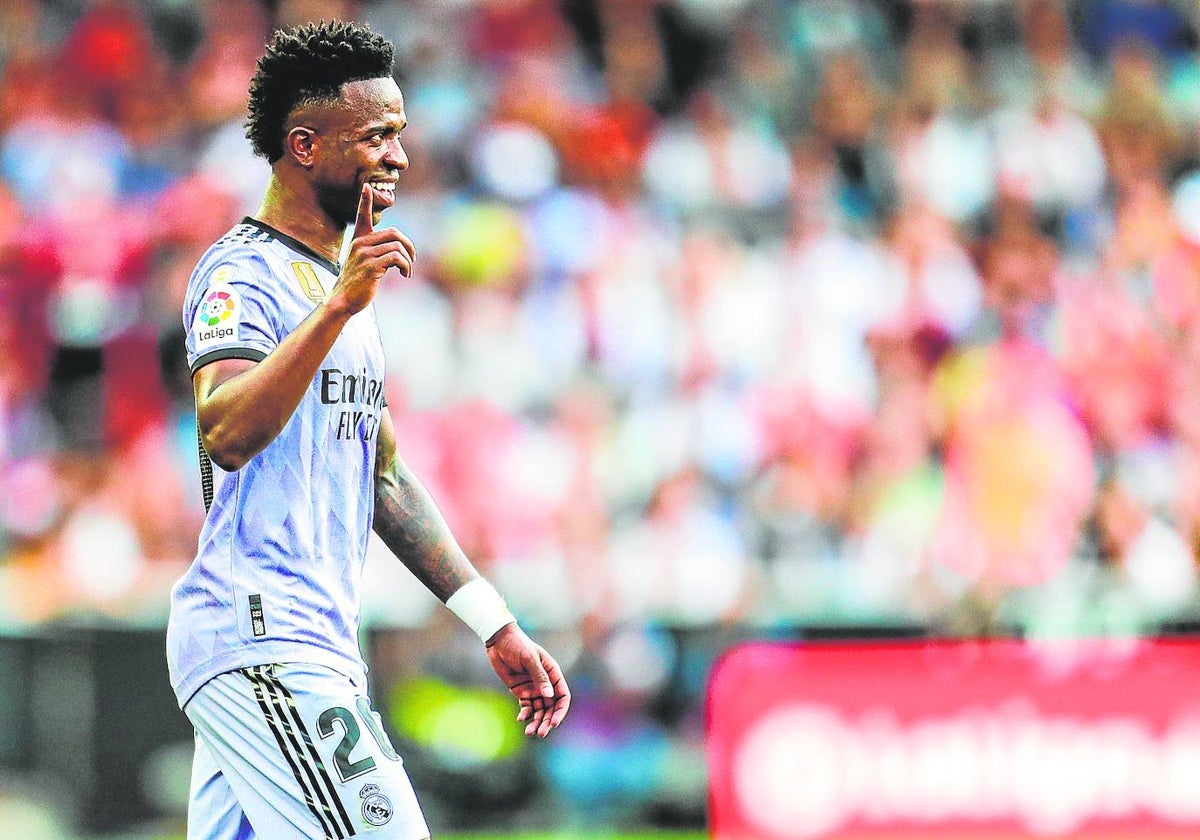 Gesto de Vinícius al público en el Valencia-Real Madrid de la temporada pasada en Mestalla