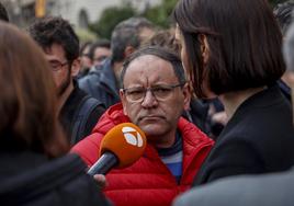 Julián Gracía, conserje del edificio de Campanar, atiende a los medios.