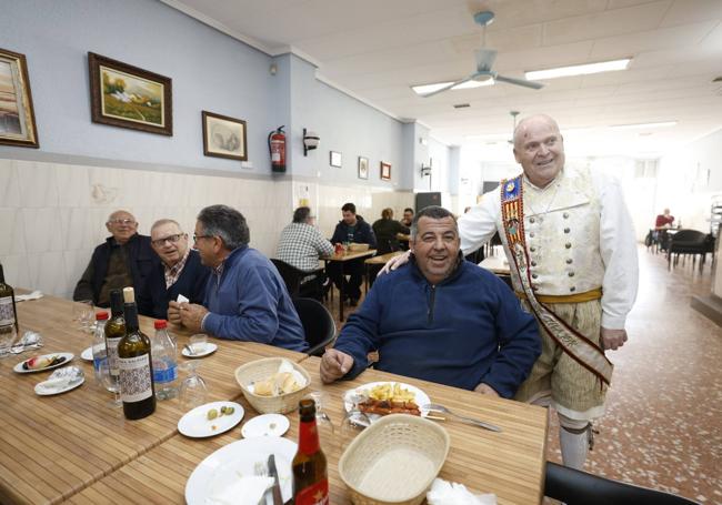 Teo, junto al presidente de la comisión Jesús Morante i Borrás - Caminot, Carlos Sanz, en un bar de la pedanía.