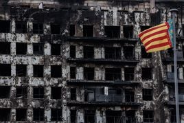 El edificio de Campanar, arrasado por las llamas y reducido a una mole silenciosa.