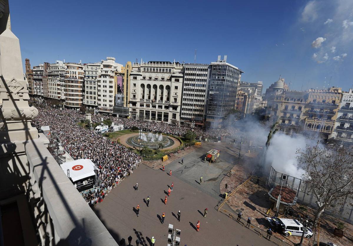 Mascletà en la plaza del Ayuntamiento.