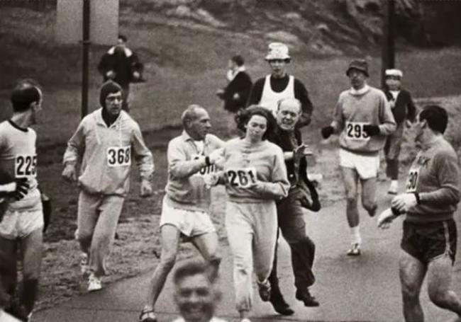 Kathrine Switzer es increpada por un comisario durante el Maratón de Bostón de 1967. Logró cruzar la meta y convertirse así en la primera mujer en completar oficialmente un maratón. Se inscribió en el maratón de Boston de 1967 con sus iniciales y apellido para que los organizadores no detectaran su género.