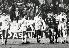 Jugadores del Valencia y del Real Madrid protestan al árbitro Díaz Vega en un partido disputado en Mestalla el 17 de noviembre de 1990.