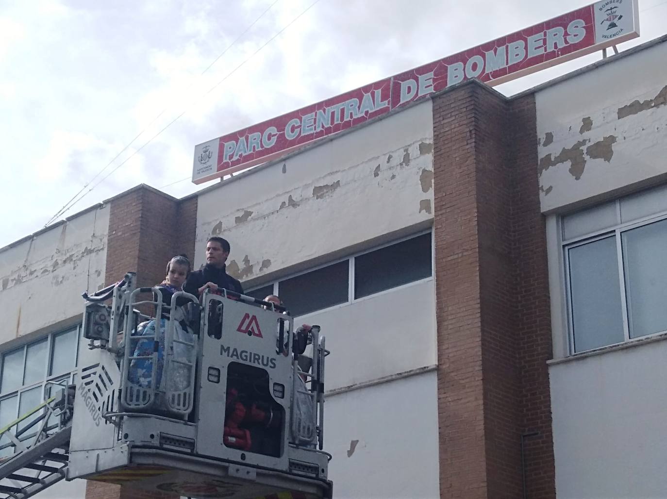 La fallera mayor infantil y la Corte de Honor visitan a los bomberos