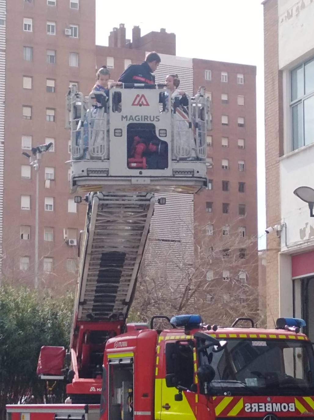 La fallera mayor infantil y la Corte de Honor visitan a los bomberos