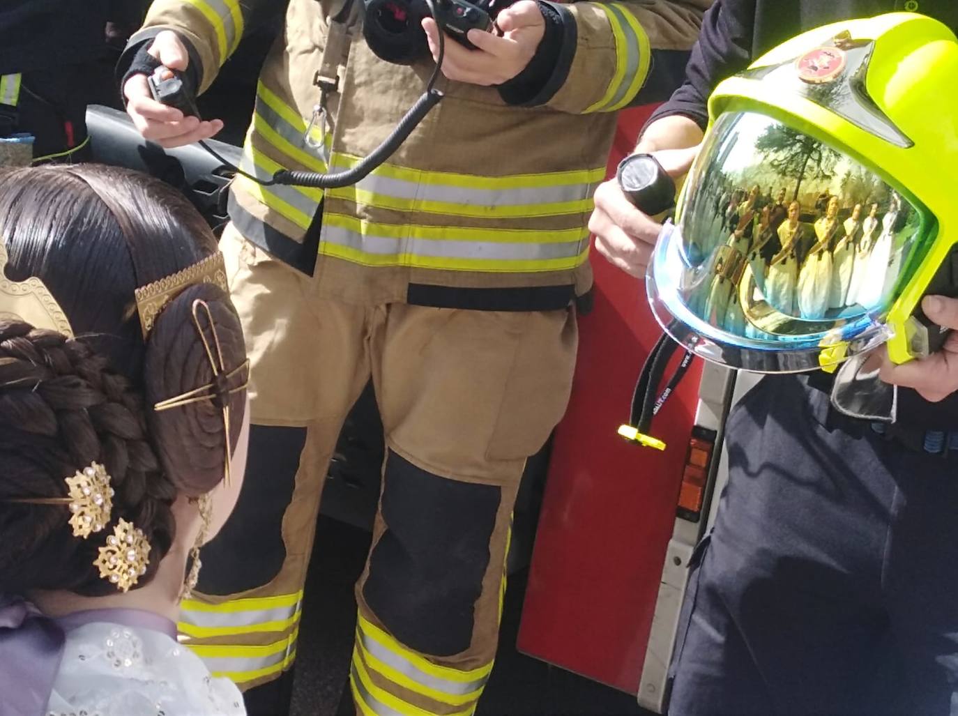 La fallera mayor infantil y la Corte de Honor visitan a los bomberos