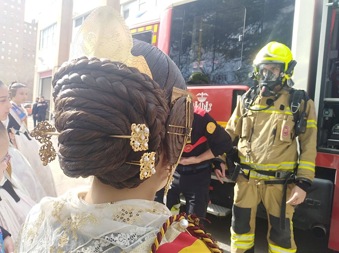 La fallera mayor infantil y la Corte de Honor visitan a los bomberos