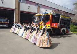 La fallera mayor infantil y la Corte de Honor visitan a los bomberos