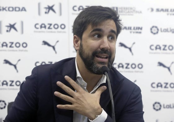 Javier Solís, director corporativo del Valencia, durante una rueda de prensa.