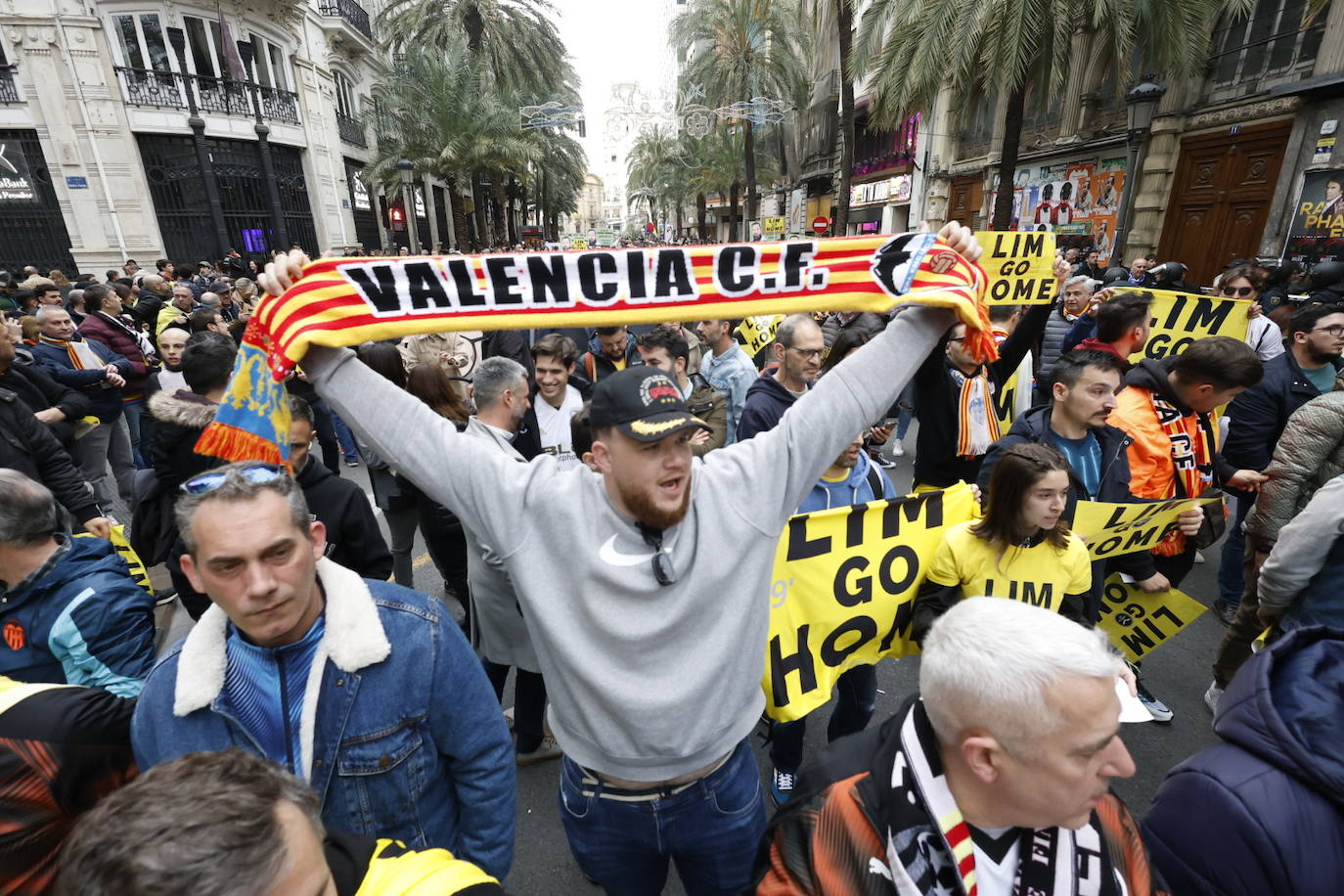 El valencianismo clama contra Peter Lim