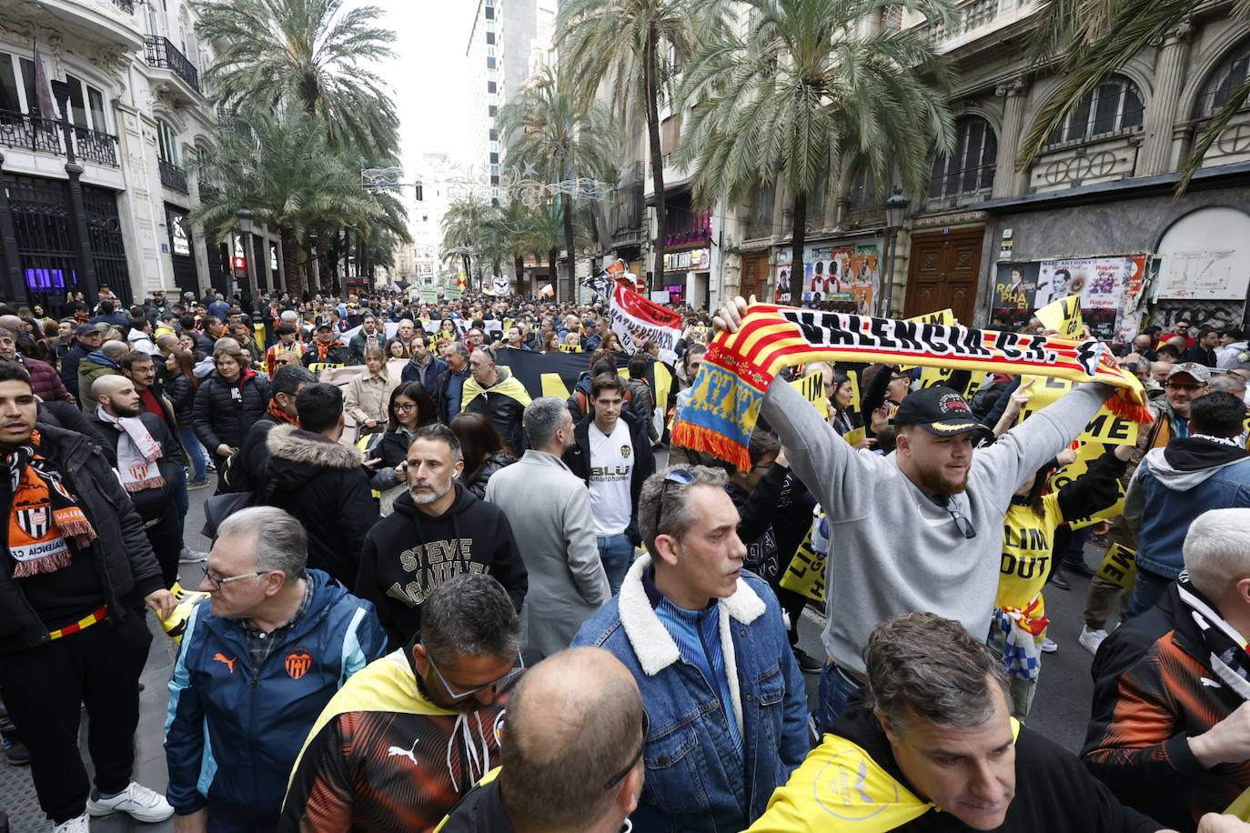 El valencianismo clama contra Peter Lim