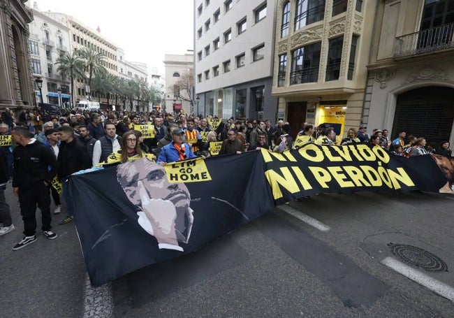 Una de las múltiples pancartas que se han desplegado en la manifestación.