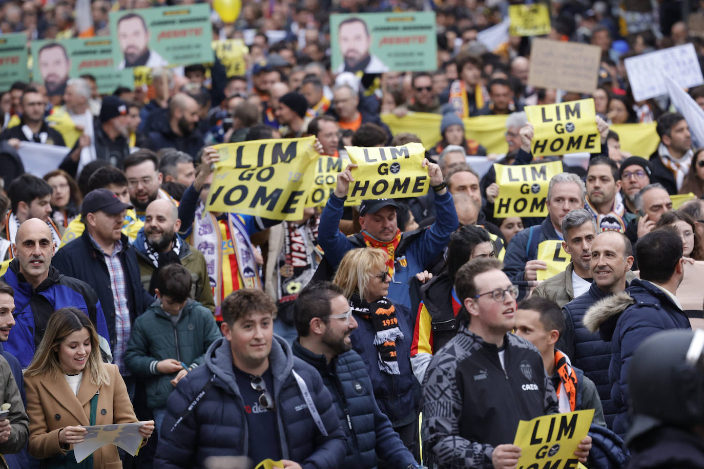 El valencianismo clama contra Peter Lim