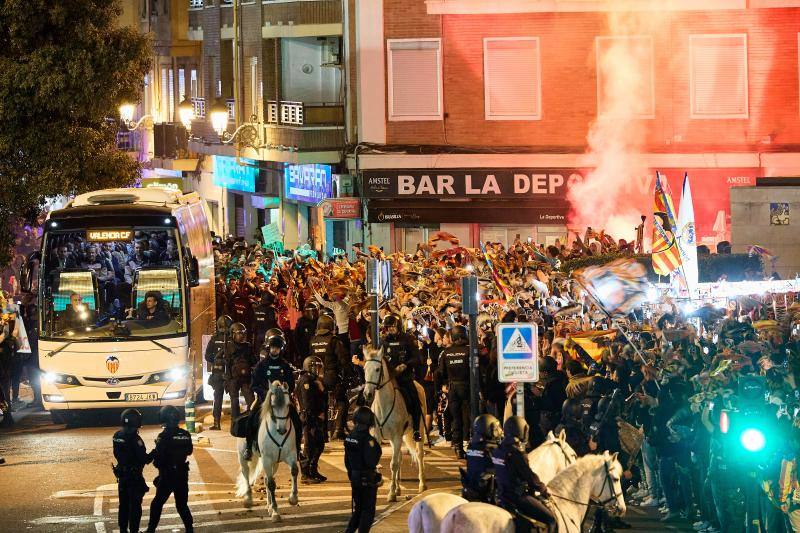 Así ha sido el espectacular recibimiento de la afición al Valencia en Mestalla