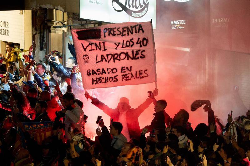 Así ha sido el espectacular recibimiento de la afición al Valencia en Mestalla