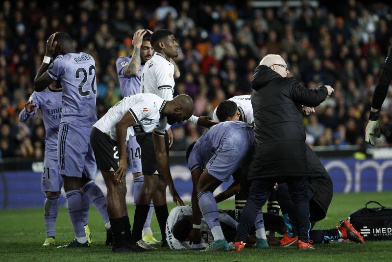 Conmoción entre los futbolistas por la grave lesión de Diakhaby en el Valencia - Real Madrid