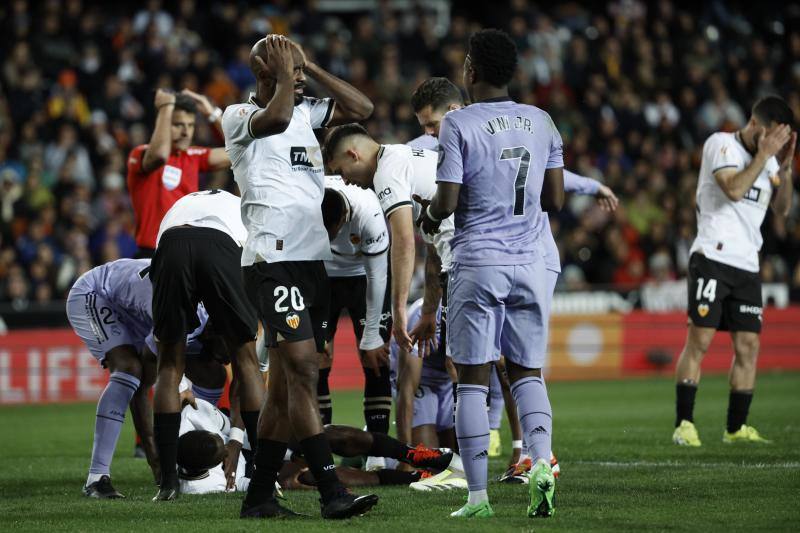 Conmoción entre los futbolistas por la grave lesión de Diakhaby en el Valencia - Real Madrid