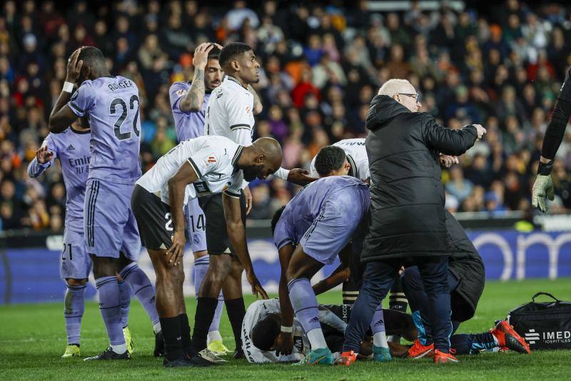 Conmoción entre los futbolistas por la grave lesión de Diakhaby en el Valencia - Real Madrid