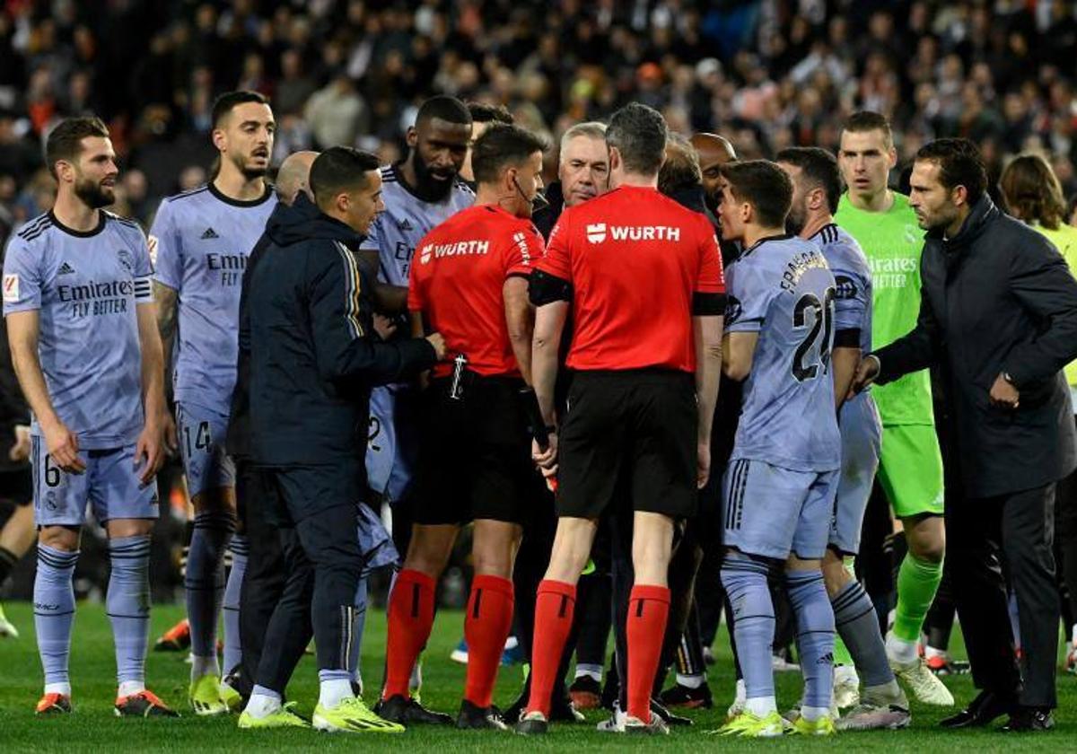 Los jugadores del Real Madrid protestan al árbitro.