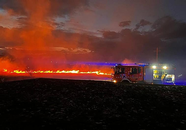 Los bomberos, durante las labores de extinción del fuego.