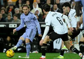 Luka Modric, ante Hugo Guillamón en Mestalla.