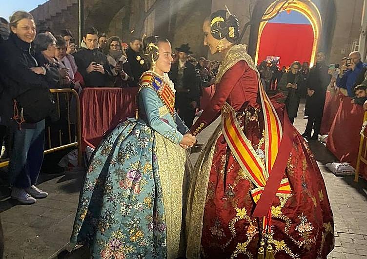 Las falleras mayores de Valencia, María Estela Arlandis y Marina García, preparadas para la Crida.