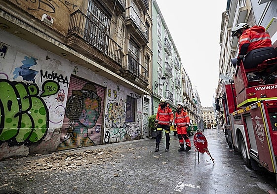 Bomberos trabajan junto a un desprendimiento de fachada en una vivienda del casco antiguo de Valencia, en una imagen de archivo.