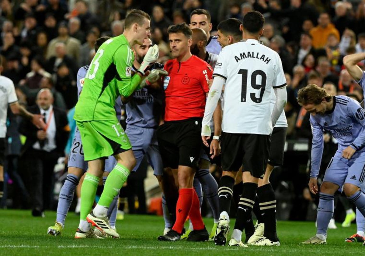 Lunin, indignado con Gil manzano el sábado por la noche en Mestalla.