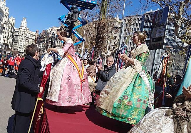 A.C. Falla Jerónima Galés-Litógrafo Pascual Abad, recogiendo el estandarte.