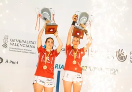 Victoria e Isabel alzan el trofeo de la Lliga.