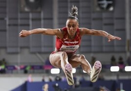 Ana Peleteiro en la fase de vuelto de uno de sus saltos del concurso de este domingo en Glasgow.