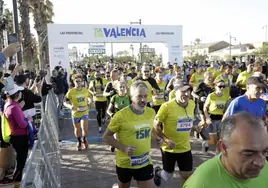 Corredores toman la salida en la 15K Valencia Abierta al Mar del año pasado.
