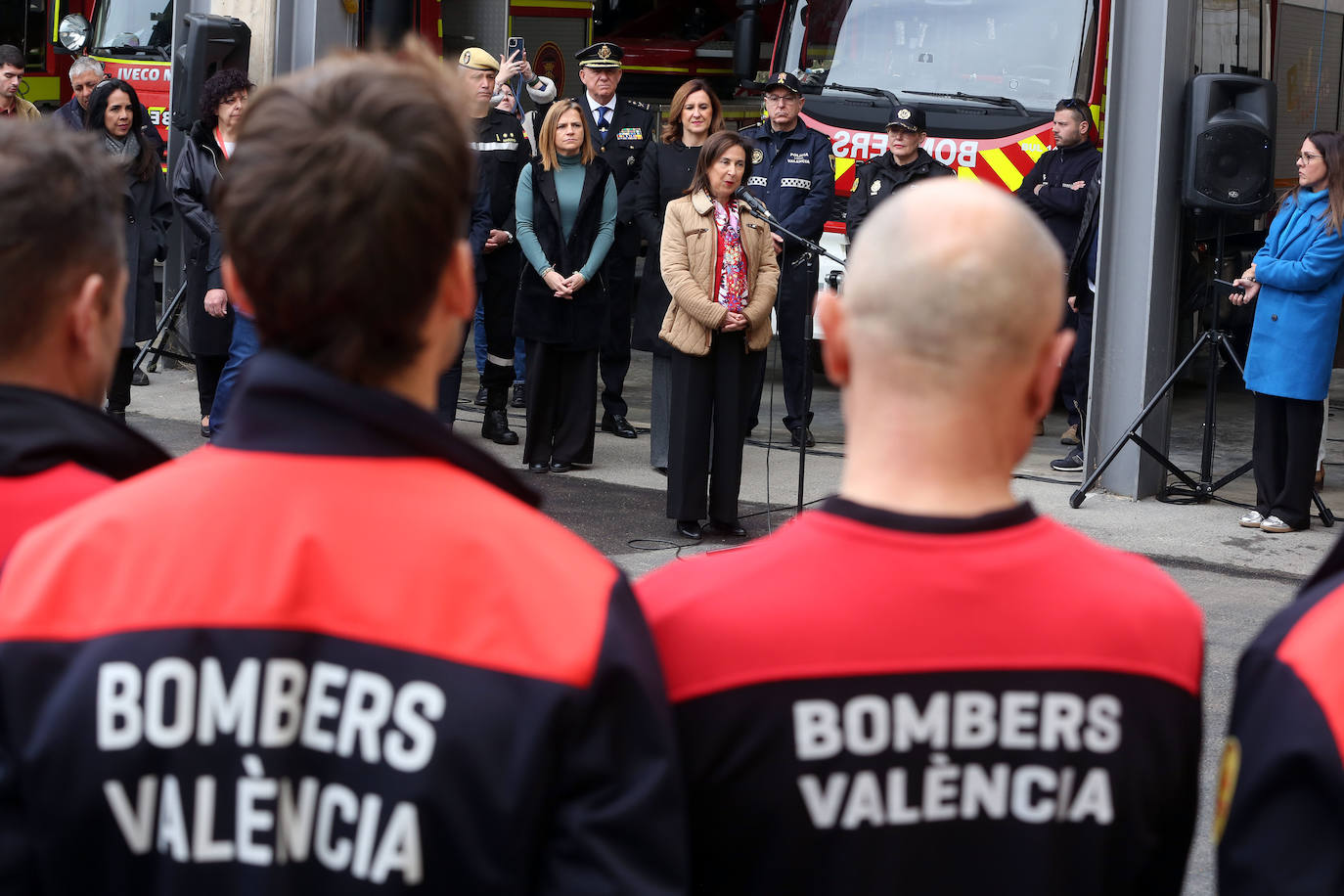 Visita de la ministra Margarita Robles a los bomberos de Valencia