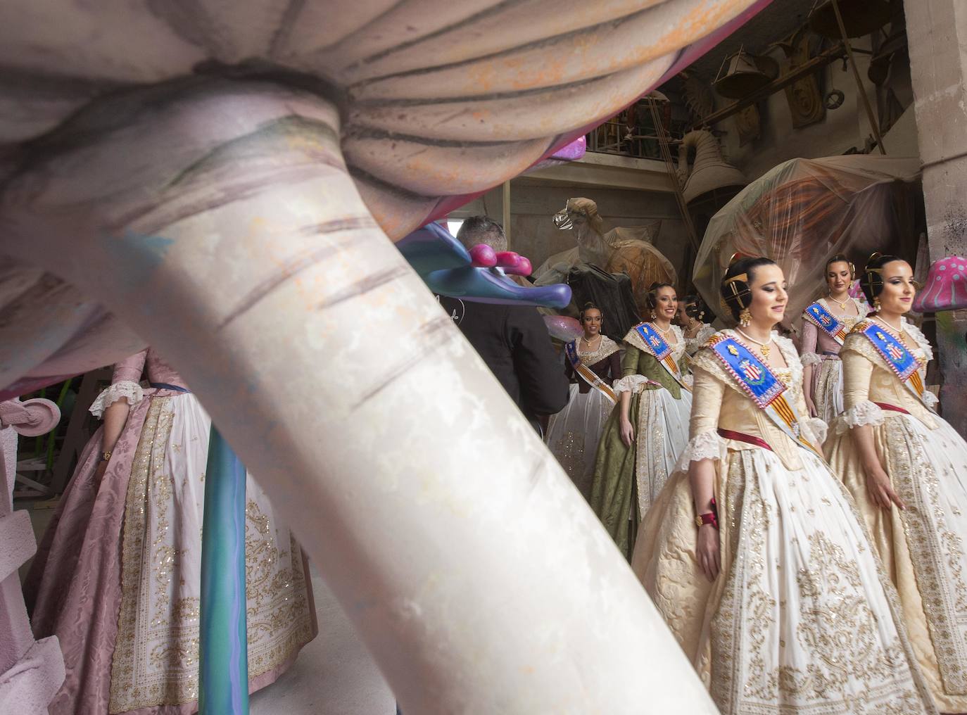 Visita de las falleras mayores a la Ciudad Fallera