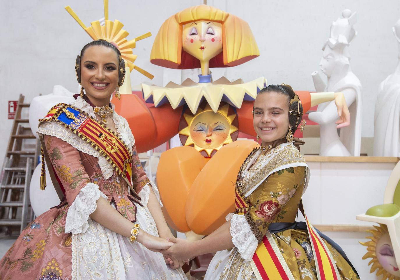 Visita de las falleras mayores a la Ciudad Fallera