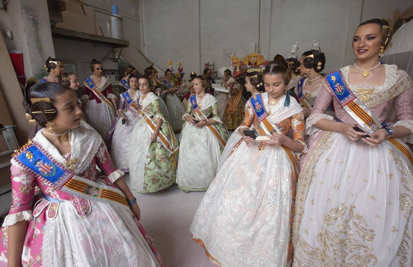 Visita de las falleras mayores a la Ciudad Fallera