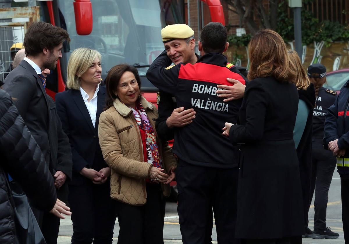 La ministra Margarita Robles, en presencia de los bomberos.