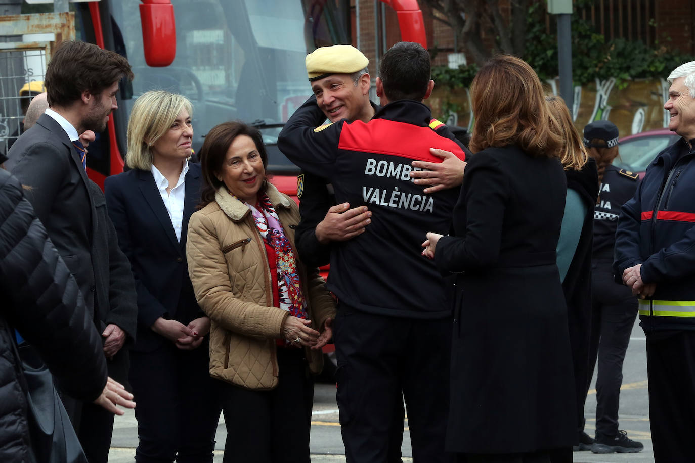 Visita de la ministra Margarita Robles a los bomberos de Valencia