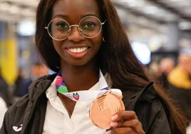 Fátima Diame muestra la medalla de bronce que consiguió en Glasgow.