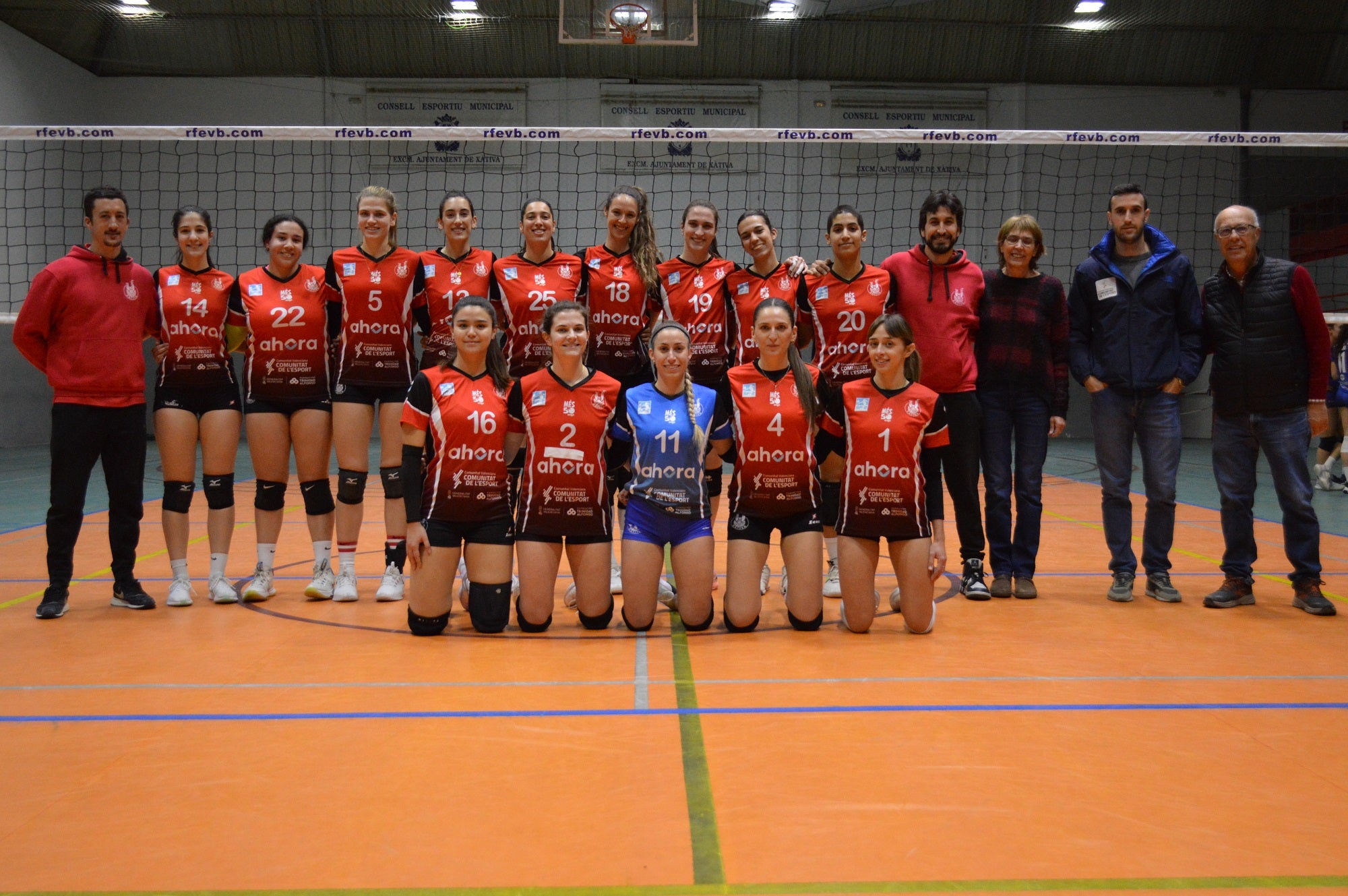 El equipo femenino del Xàtiva Voleibol en la liga de plata.