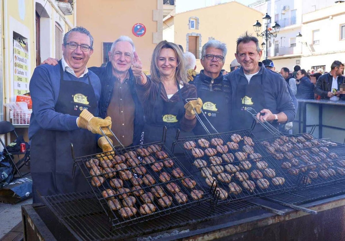 La consellera de Turismo, y el presidente de la Diputación, con las parrillas de figatells.