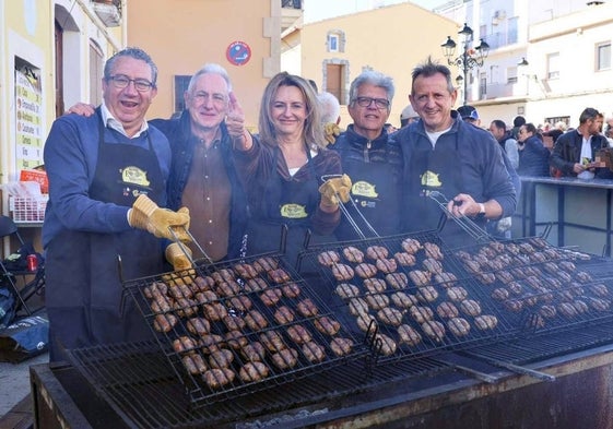 La consellera de Turismo, y el presidente de la Diputación, con las parrillas de figatells.