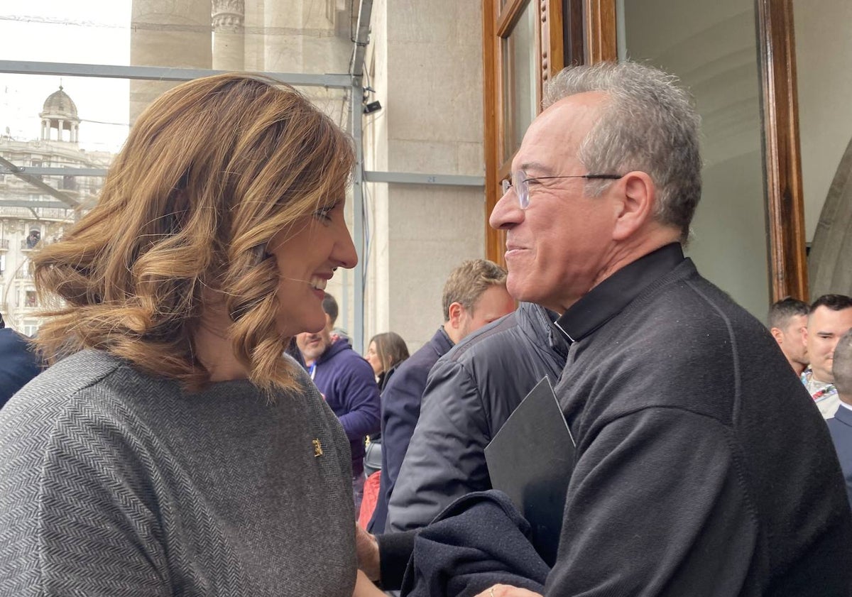 Imagen principal - Catalá con el deán de la Catedral, Vicente Fontestad; falleras mayores de Valencia y sus cortes, con las jugadoras de Valencia Basket y representantes de la falla Del Mercat de Sueca.