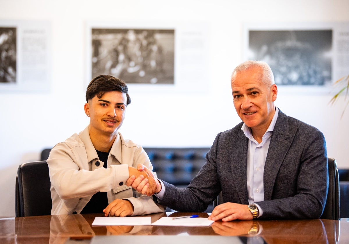 Paco Cortés (izquierda) y el presidente Pablo Sánchez, tras la renovación del futbolista