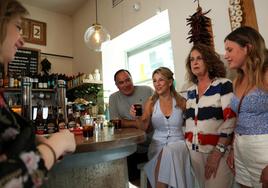 Díaz, en compañía de dirigentes de Sumar, en un bar durante la jornada de reflexión del 23-J.