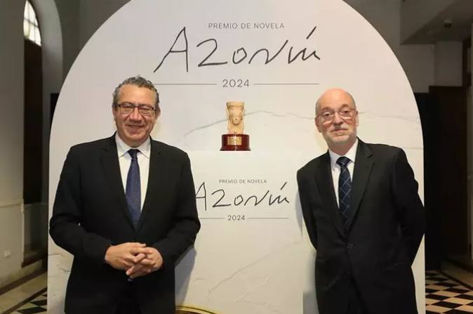 El presidente de la Diputación de Alicante, Toni Pérez, y el director del Área de Relaciones Institucionales del Grupo Planeta, Carlos Creuheras, con el Premio Azorín de Novela 2024.