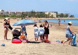 Bañistas en la playa de Dénia.