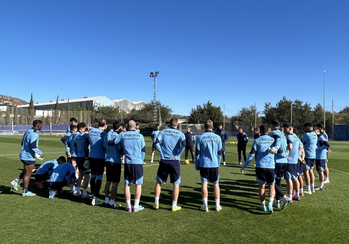 Los futbolistas granotas, durante un entrenamiento